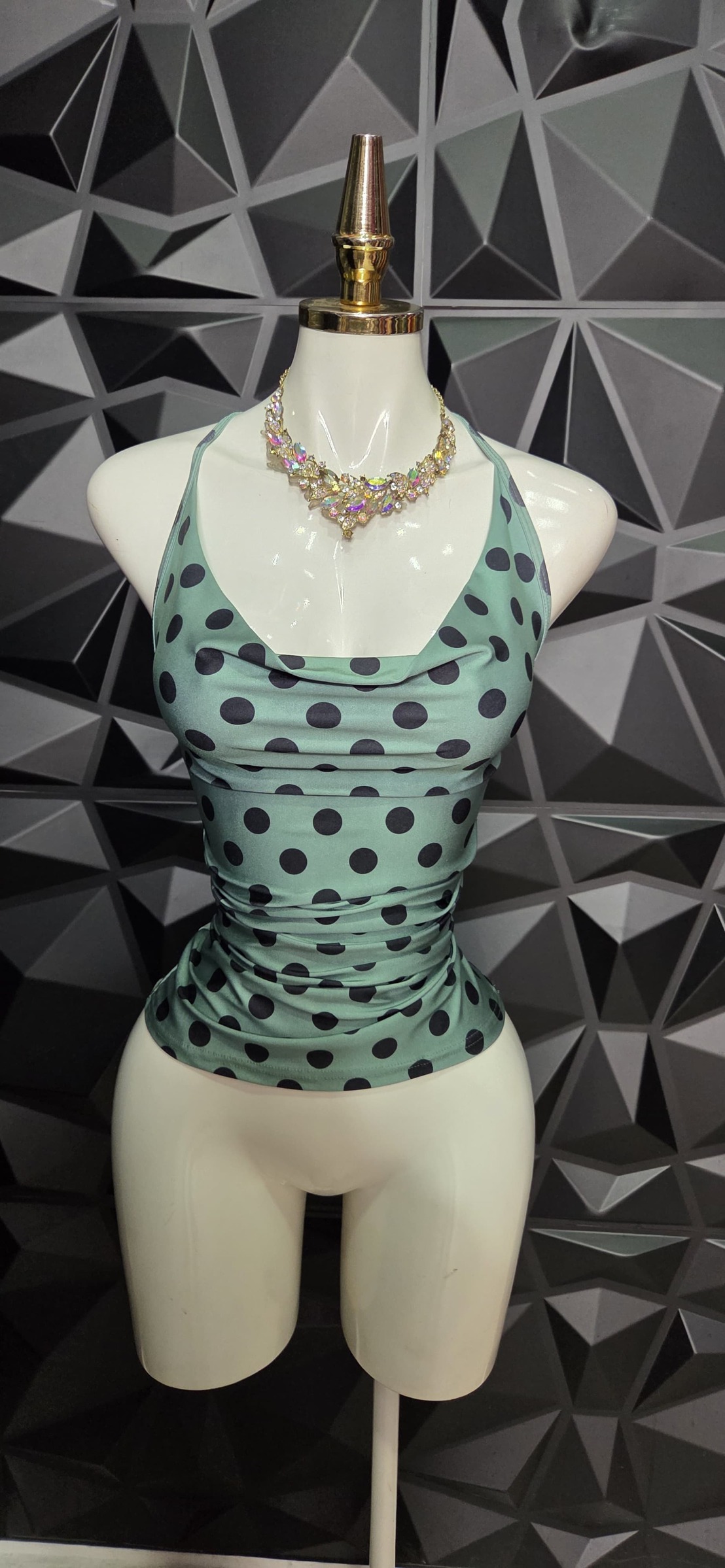 Blusa halter de lunares con cuello columpio