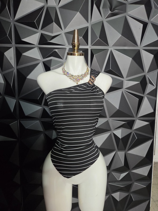 Blusa de un hombro con argolla en rib a rayas