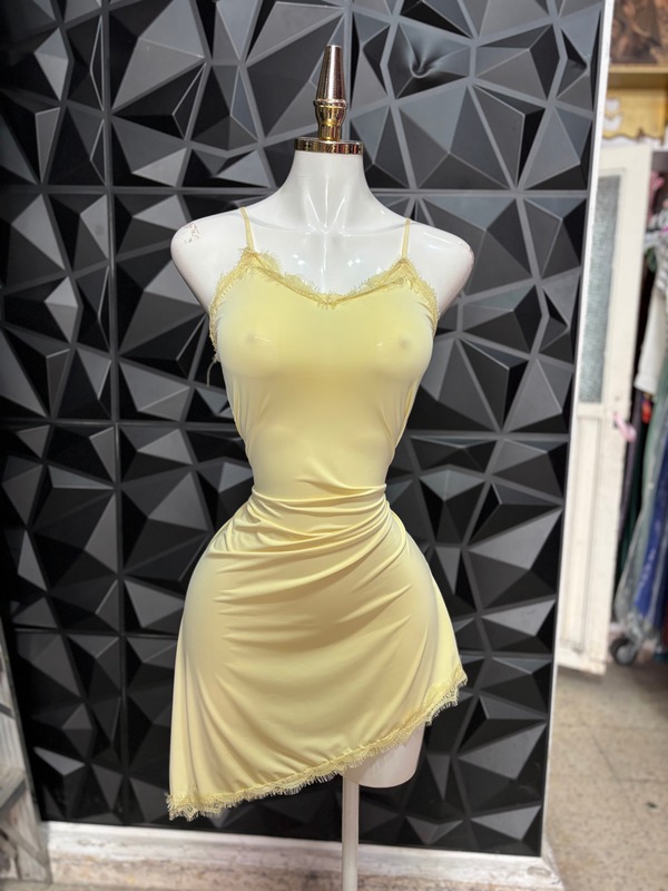 Vestido corto de tirantes con encaje y bajo asimétrico