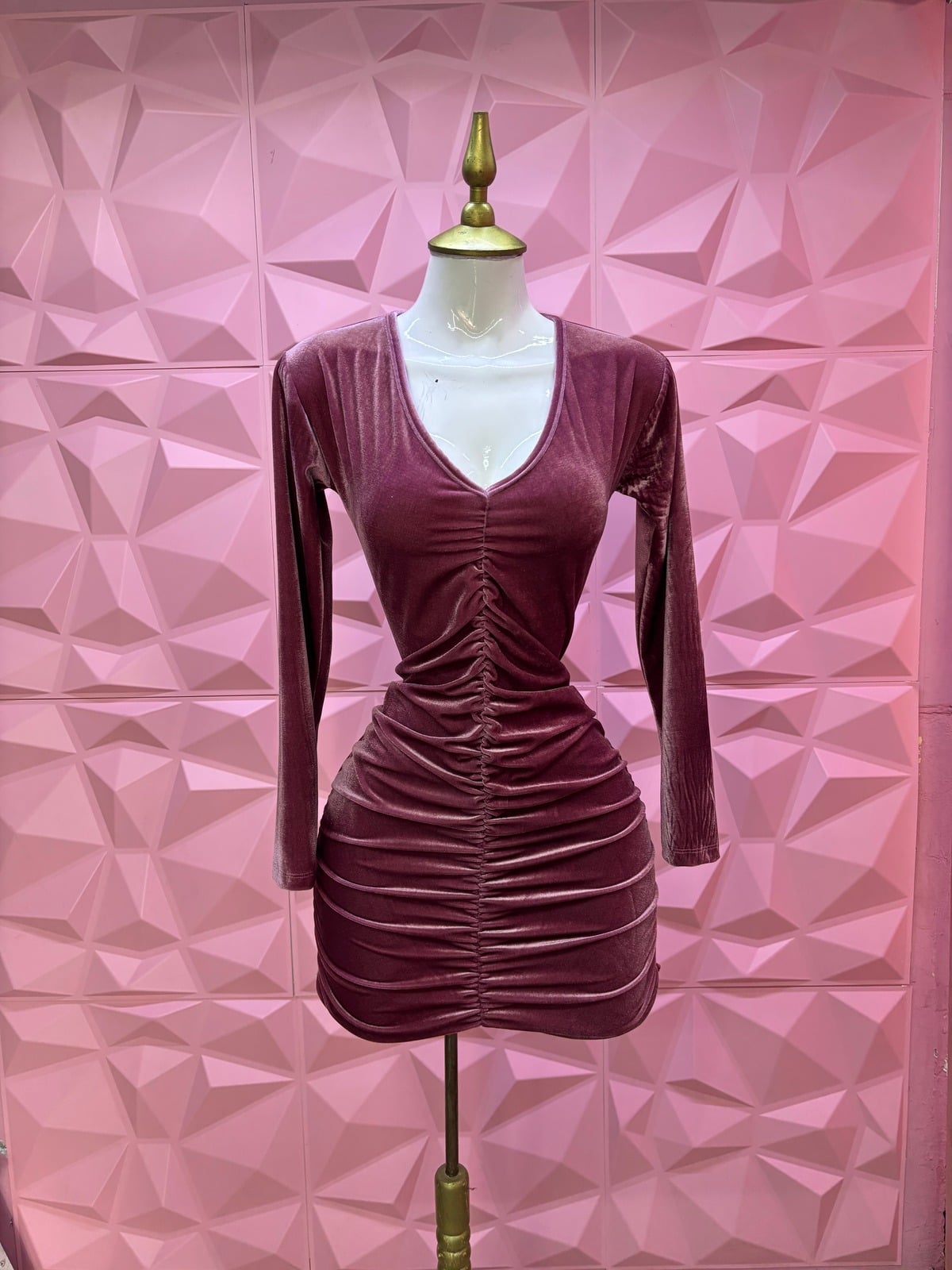 Vestido corto de terciopelo fruncido con escote V y manga larga