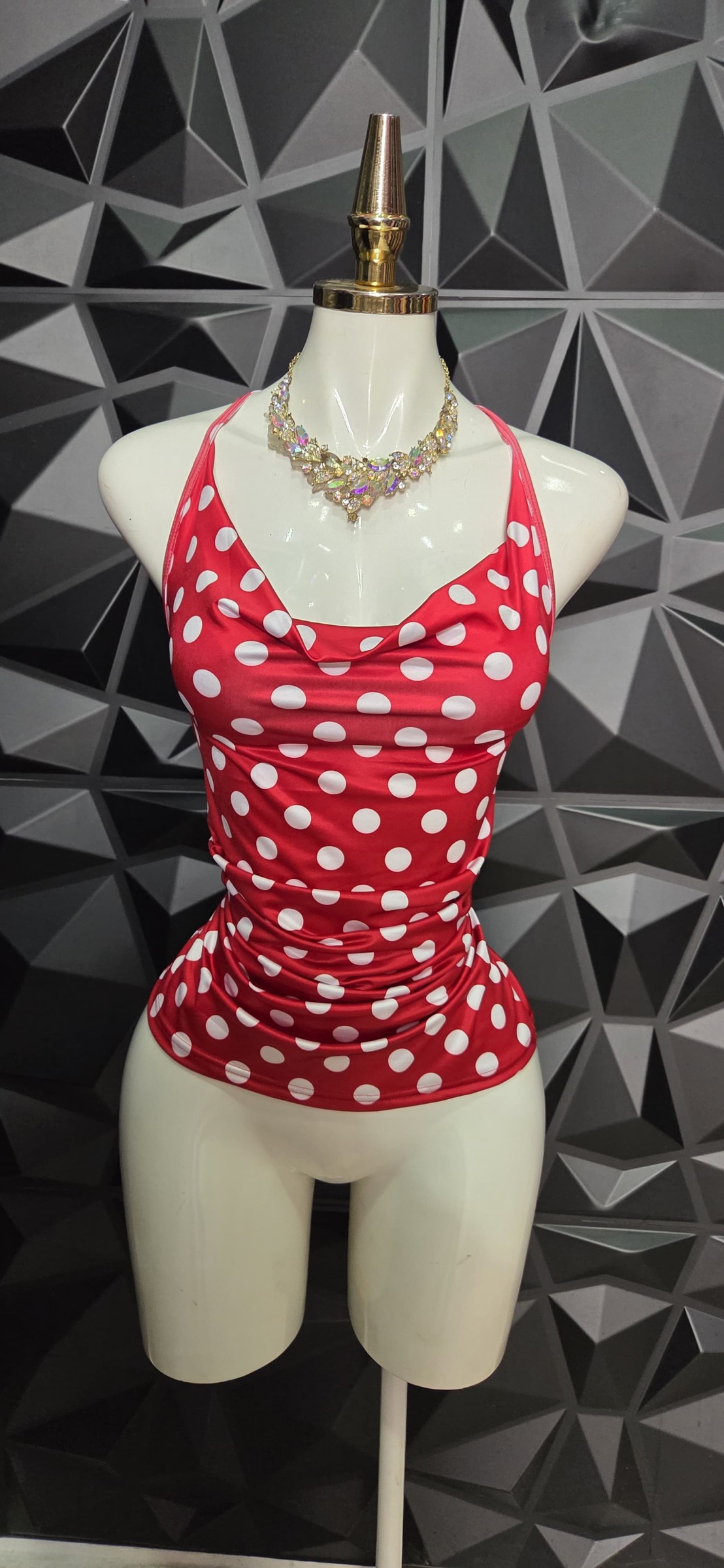 Blusa halter de lunares con cuello columpio