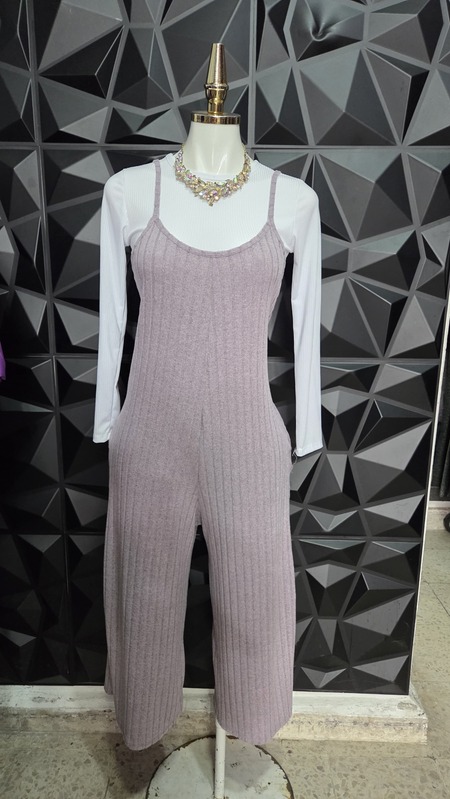 Conjunto de jumper de tirantes en rib y blusa de manga larga