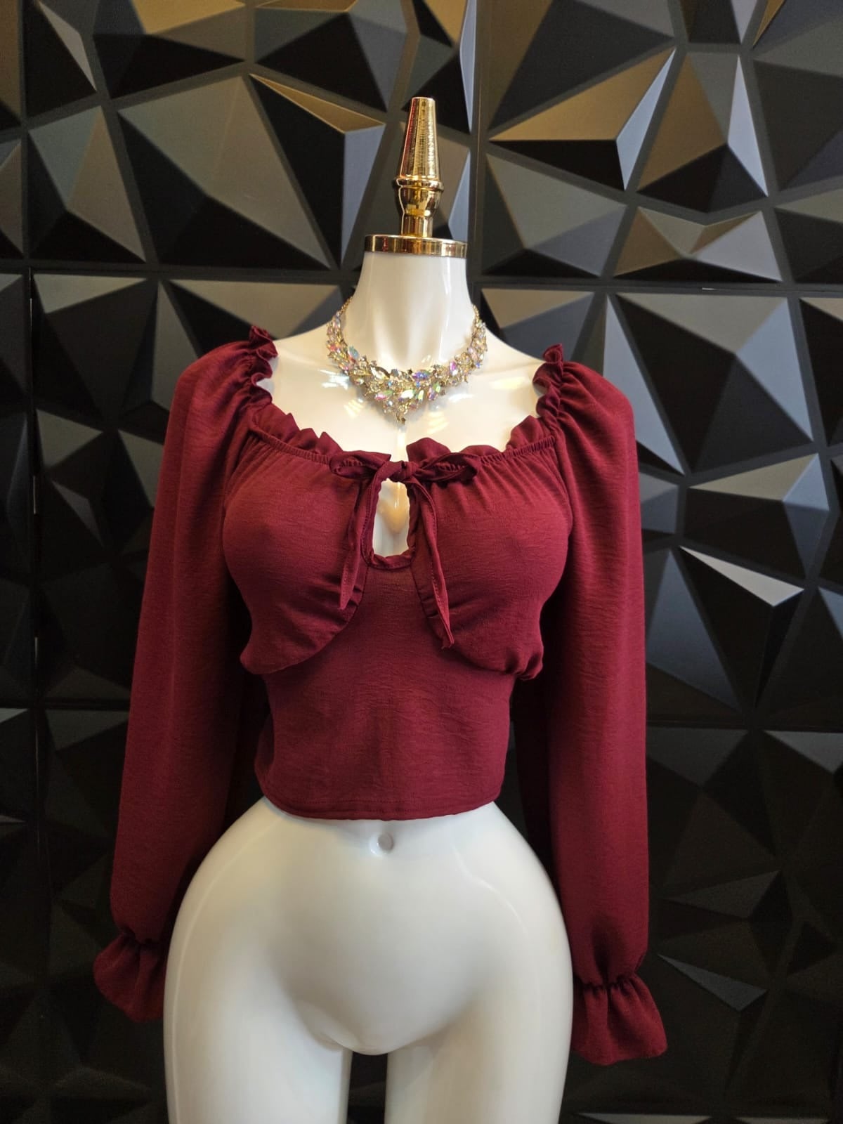 Blusa campesina con copas, lazo al frente y manga larga