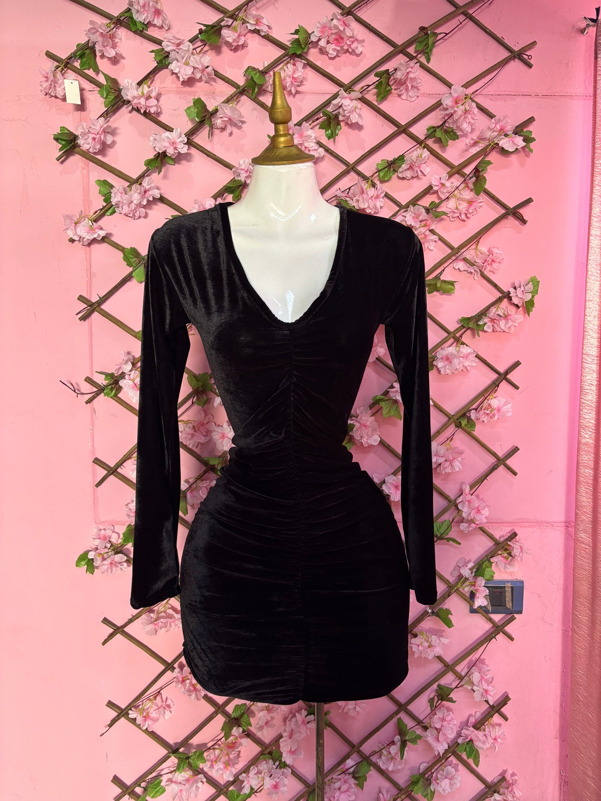 Vestido corto de terciopelo fruncido con escote V y manga larga