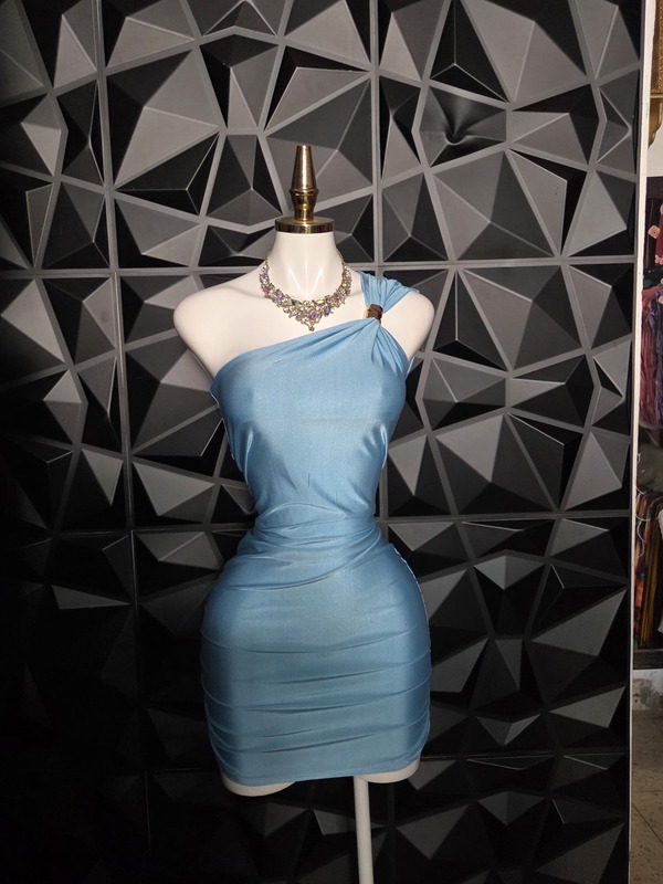 Vestido corto satinado de un hombro con hebilla y fruncido lateral