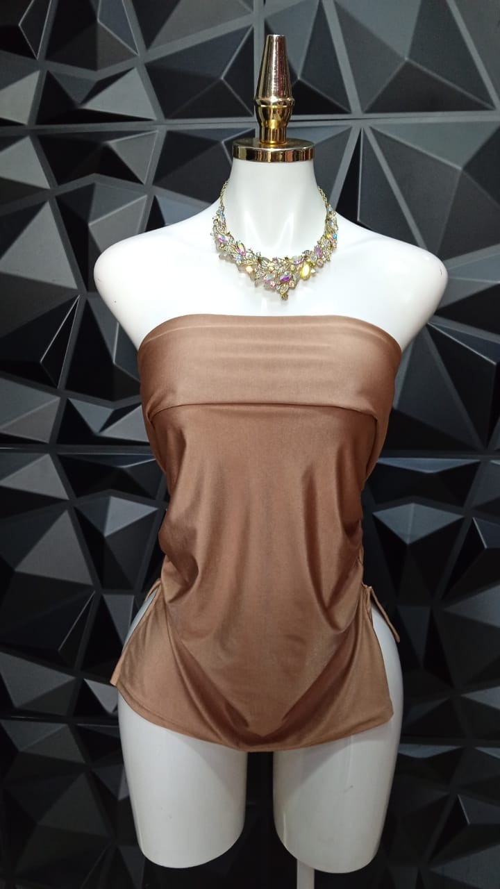 Blusa strapless con aberturas laterales