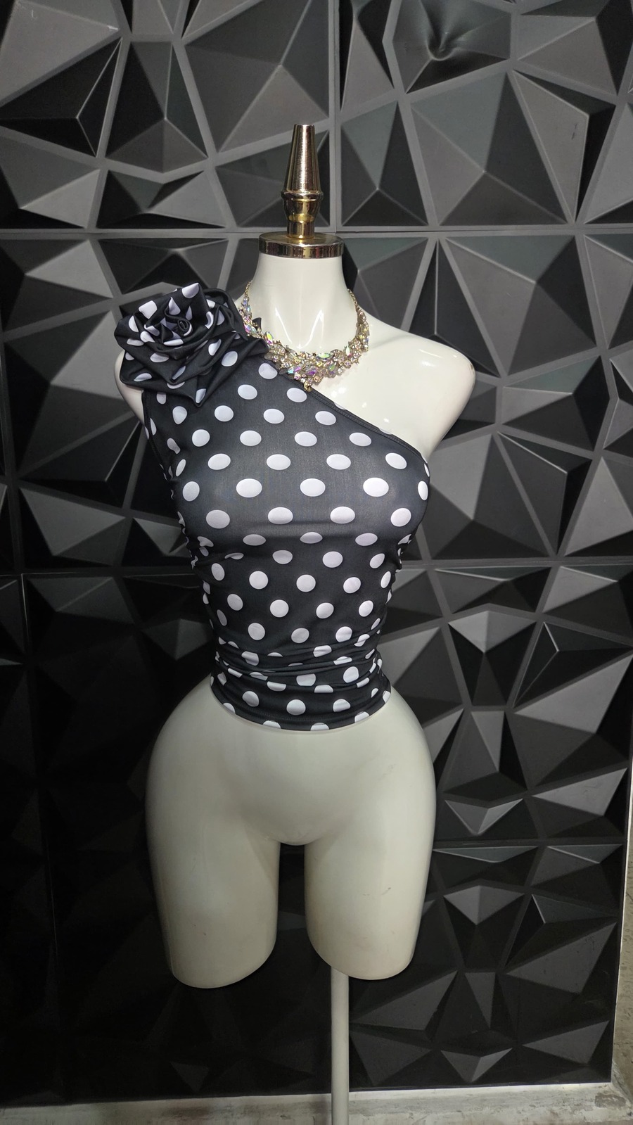 Blusa de un hombro con flor de lunares
