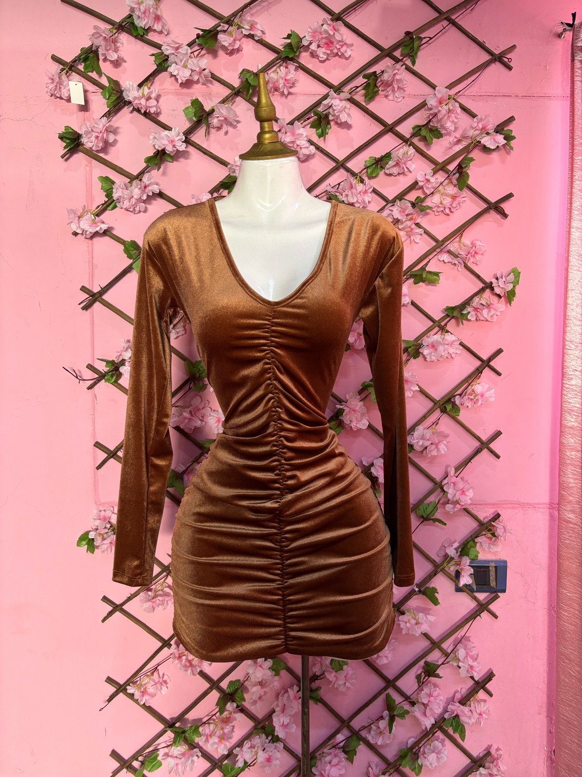 Vestido corto de terciopelo fruncido con escote V y manga larga