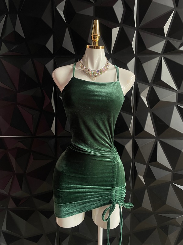 Vestido corto de terciopelo de tirantes con cintas en la espalda y jareta lateral