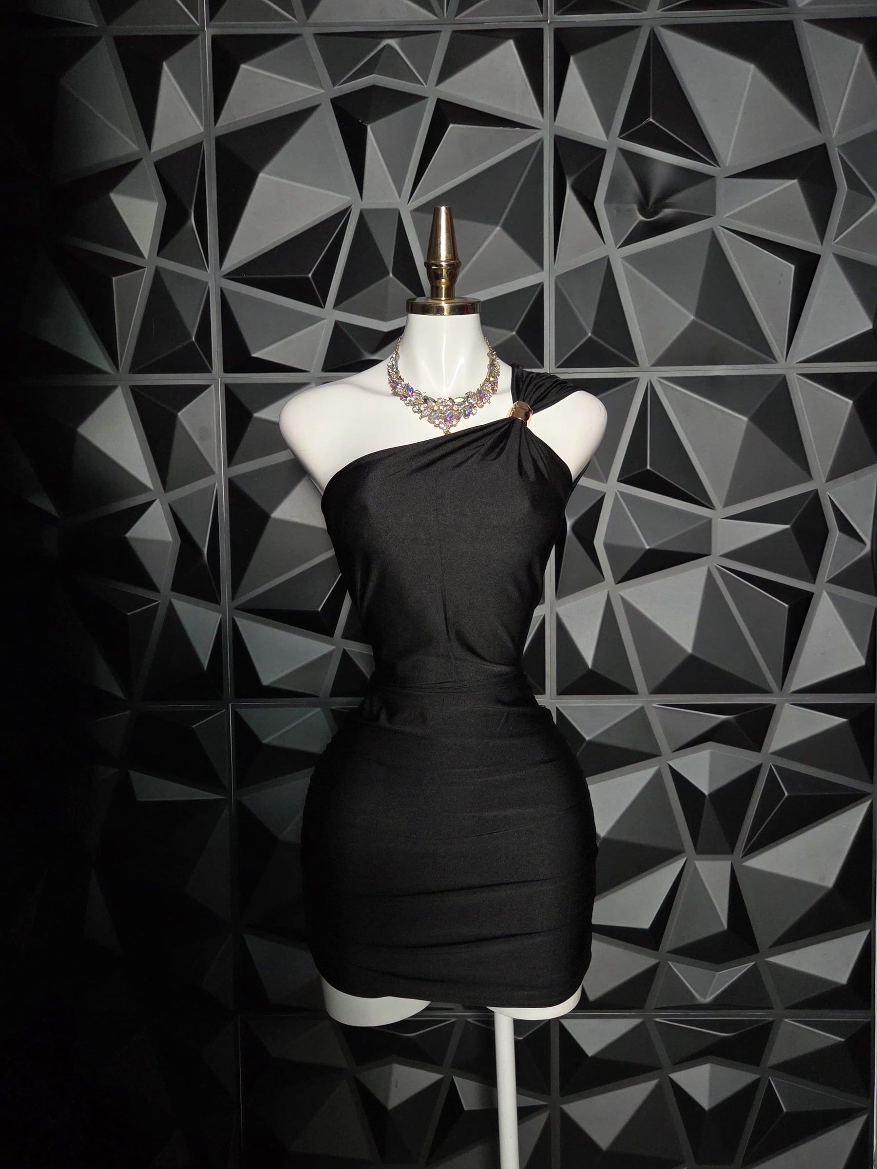 Vestido corto satinado de un hombro con hebilla y fruncido lateral