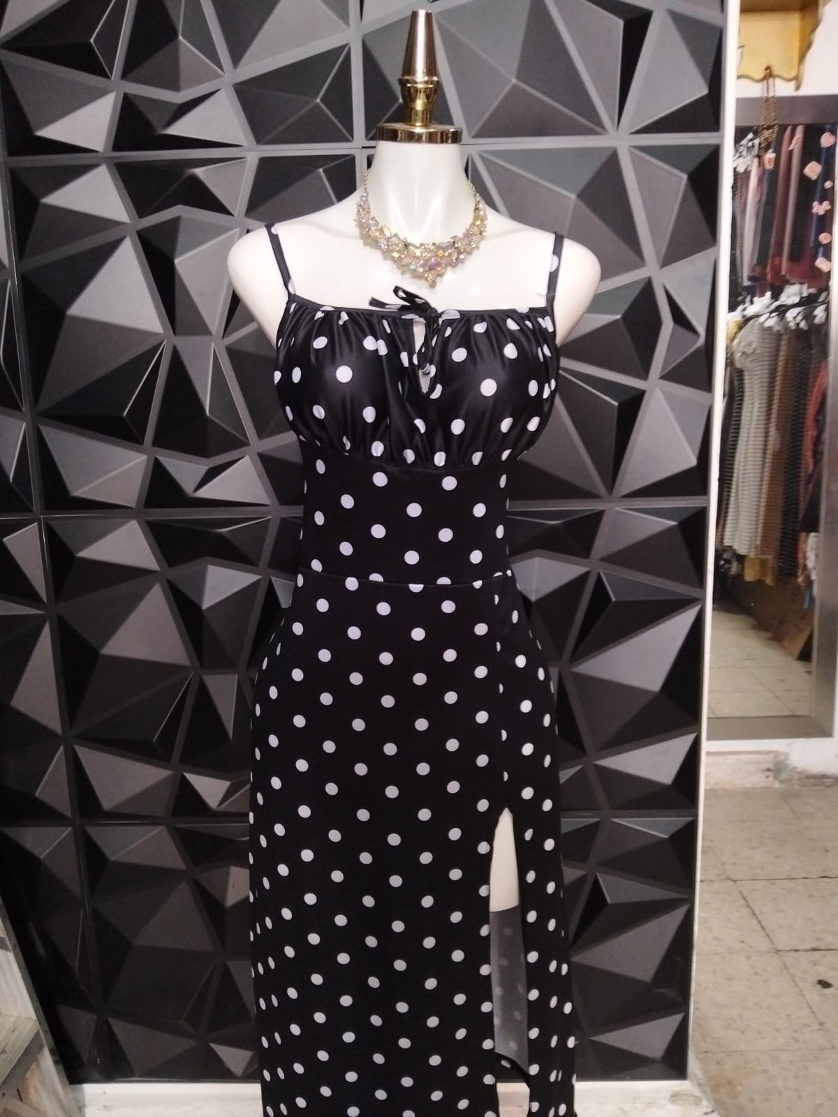 Vestido midi de lunares con tirantes, lazo al pecho y abertura