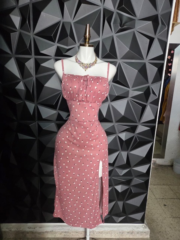 Vestido midi de tirantes en rib estampado con abertura al frente