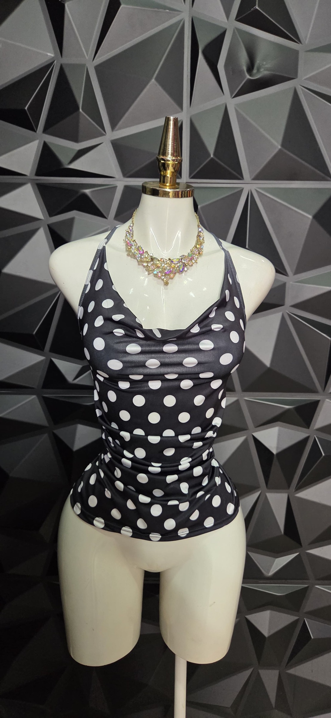 Blusa halter de lunares con cuello columpio