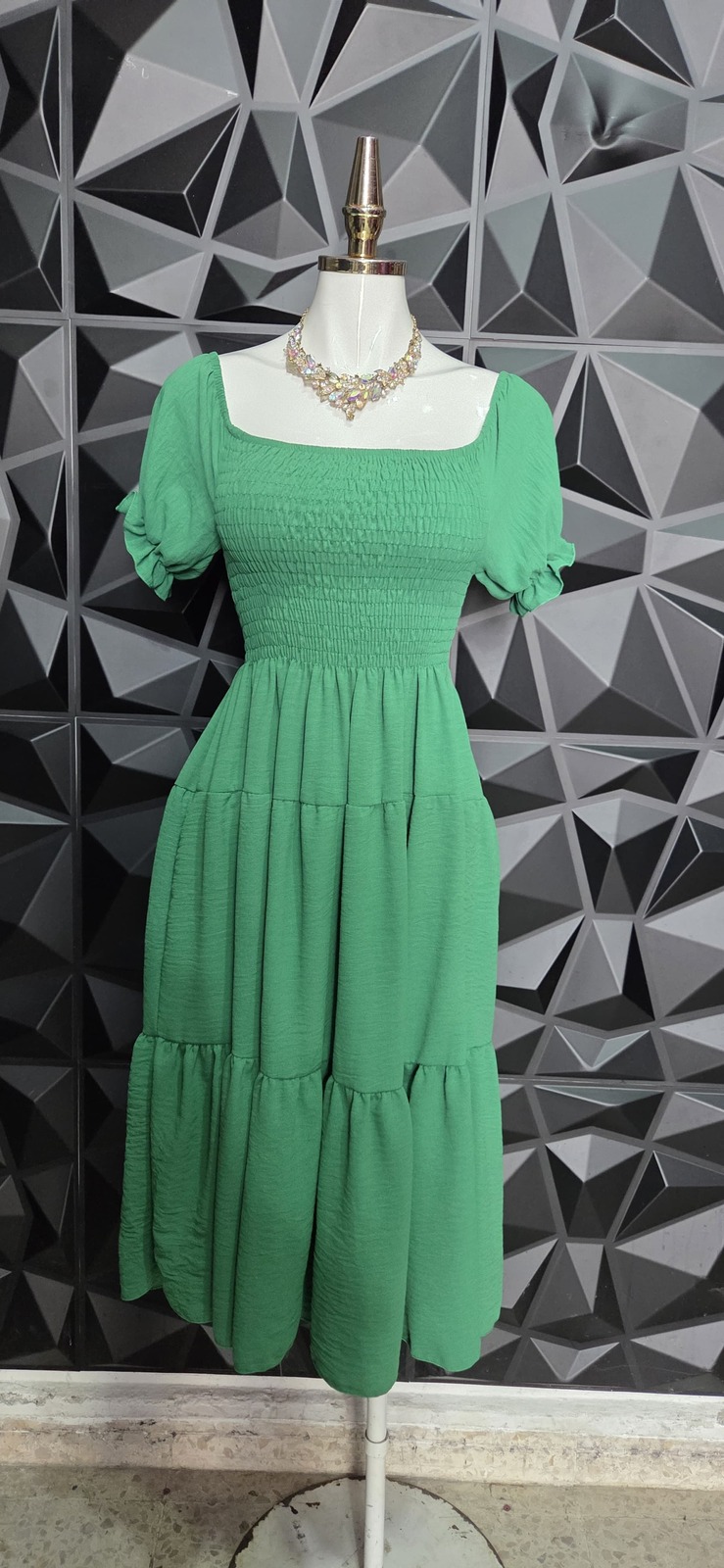 Vestido campesino midi con smock, escote cuadrado y falda escalonada
