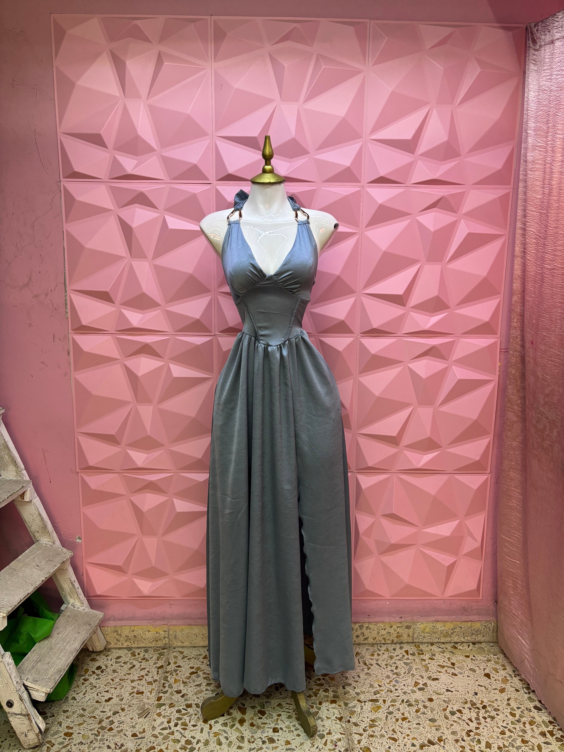 Vestido largo halter de satín crush con hebillas y espalda descubierta