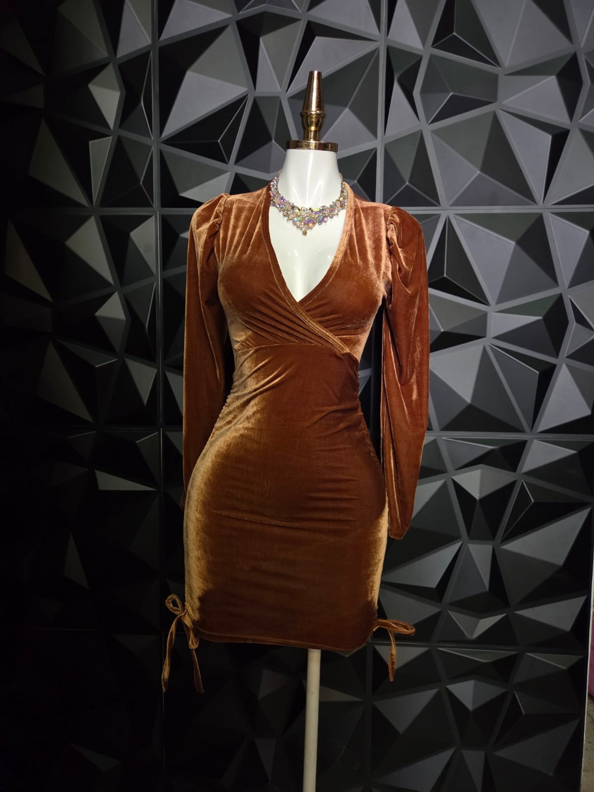 Vestido corto de terciopelo cruzado con manga larga y jaretas laterales