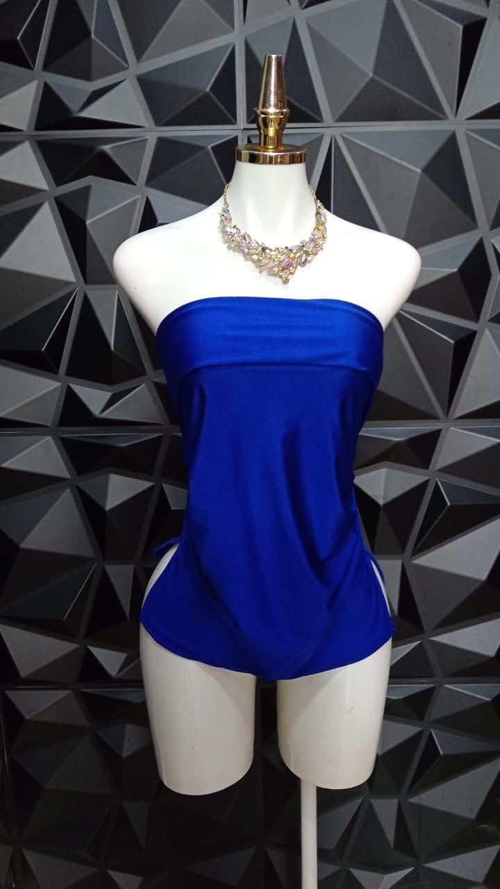 Blusa strapless con aberturas laterales