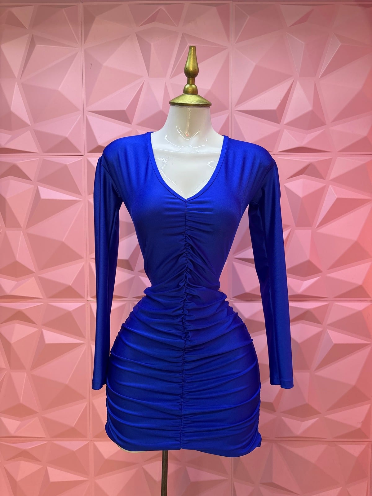 Vestido corto satinado fruncido con escote V y manga larga