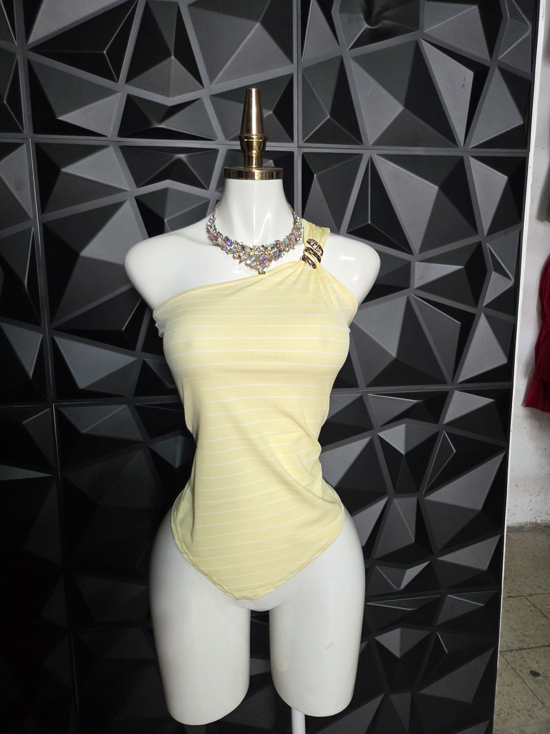 Blusa de un hombro con argolla en rib a rayas