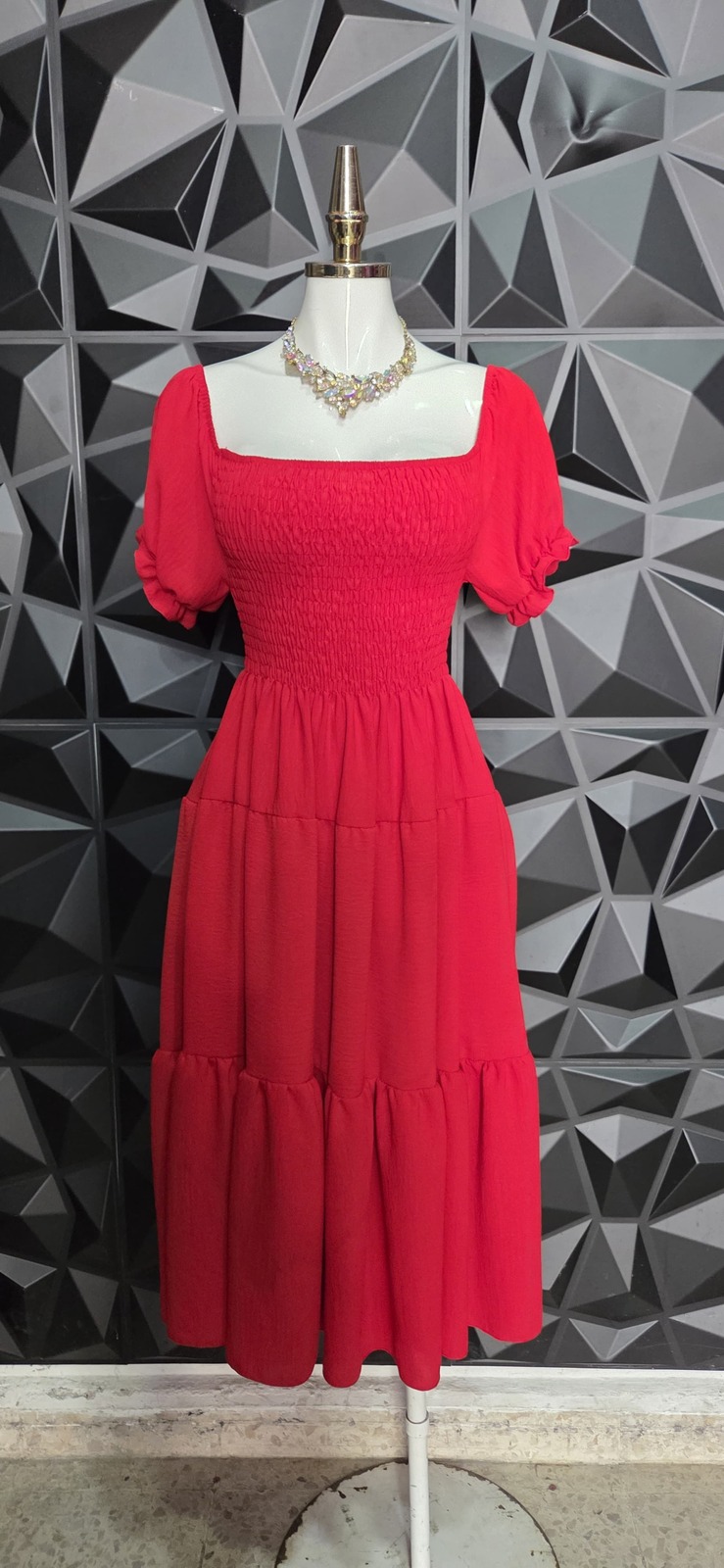 Vestido campesino midi con smock, escote cuadrado y falda escalonada