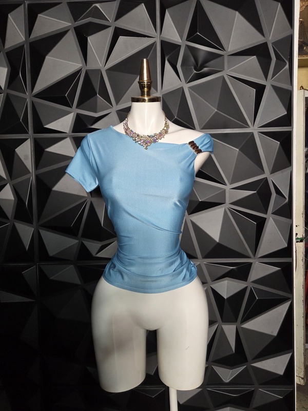 Blusa asimétrica de una manga con hebilla al hombro
