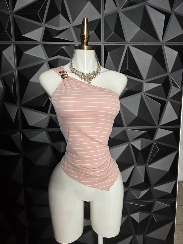 Blusa de un hombro con argolla en rib a rayas