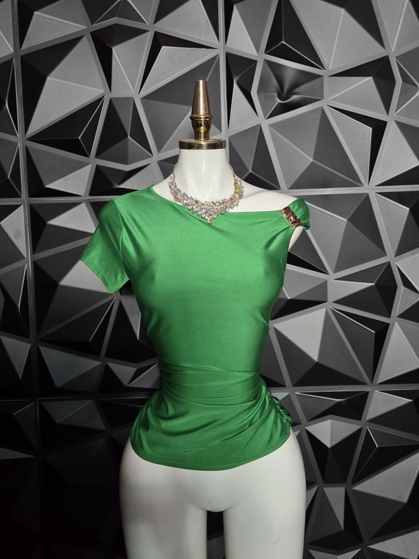Blusa asimétrica de una manga con hebilla al hombro