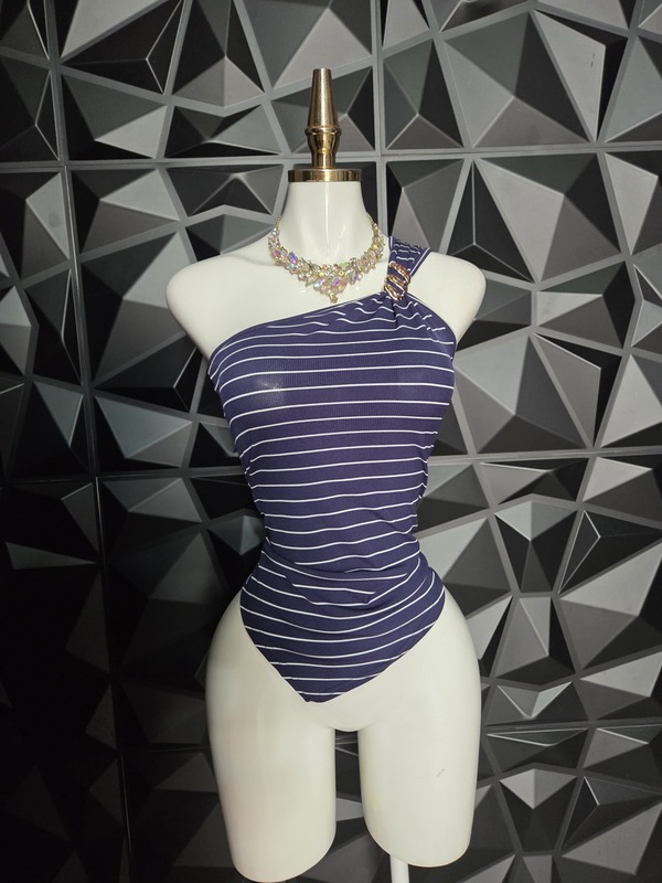 Blusa de un hombro con argolla en rib a rayas