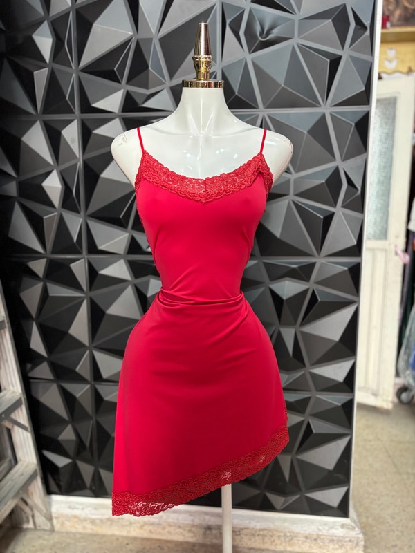 Vestido corto de tirantes con encaje y bajo asimétrico
