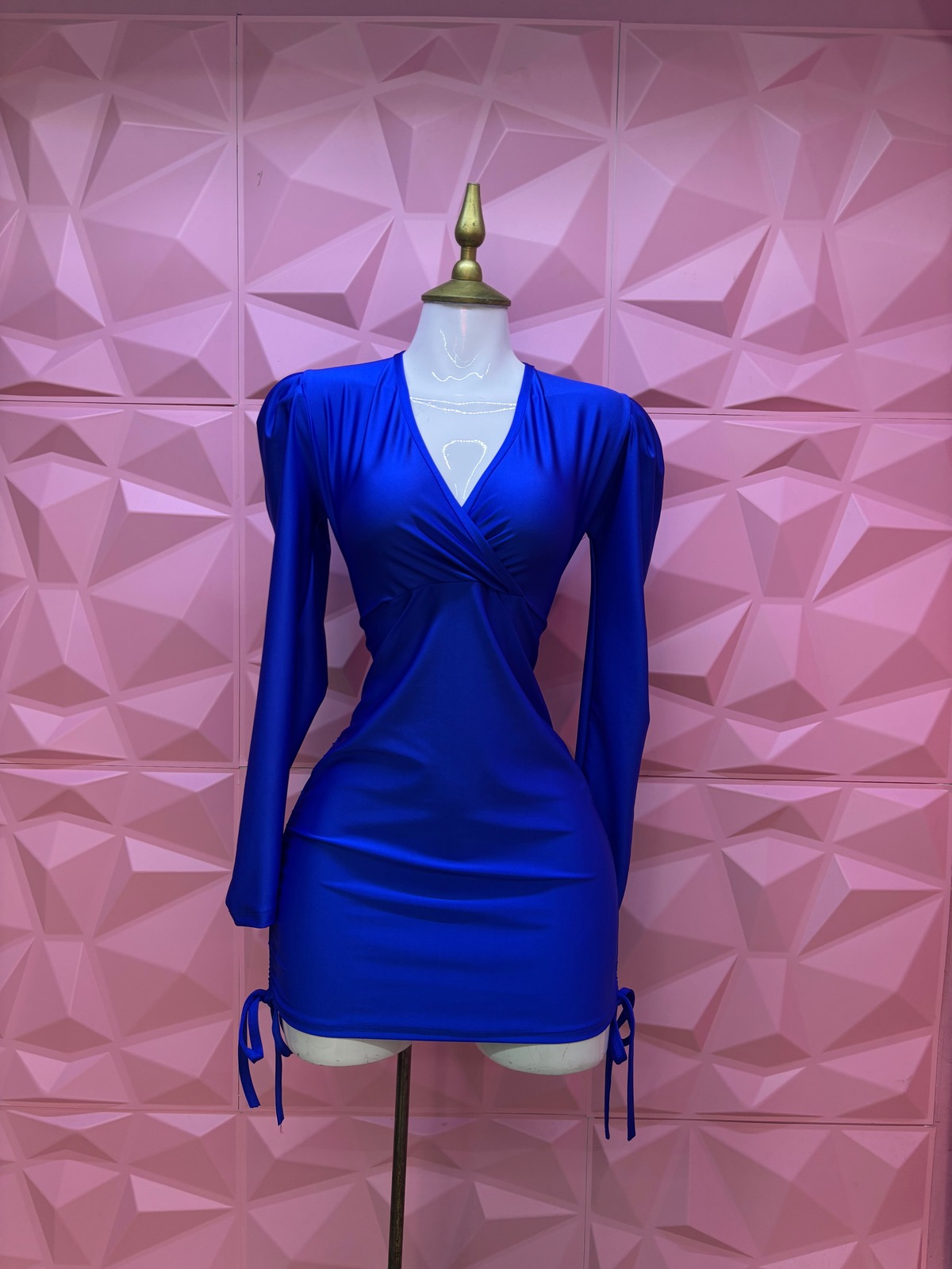 Vestido corto satinado cruzado con manga larga y jaretas laterales