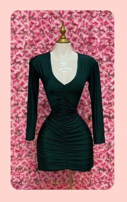 Vestido corto satinado fruncido con escote V y manga larga