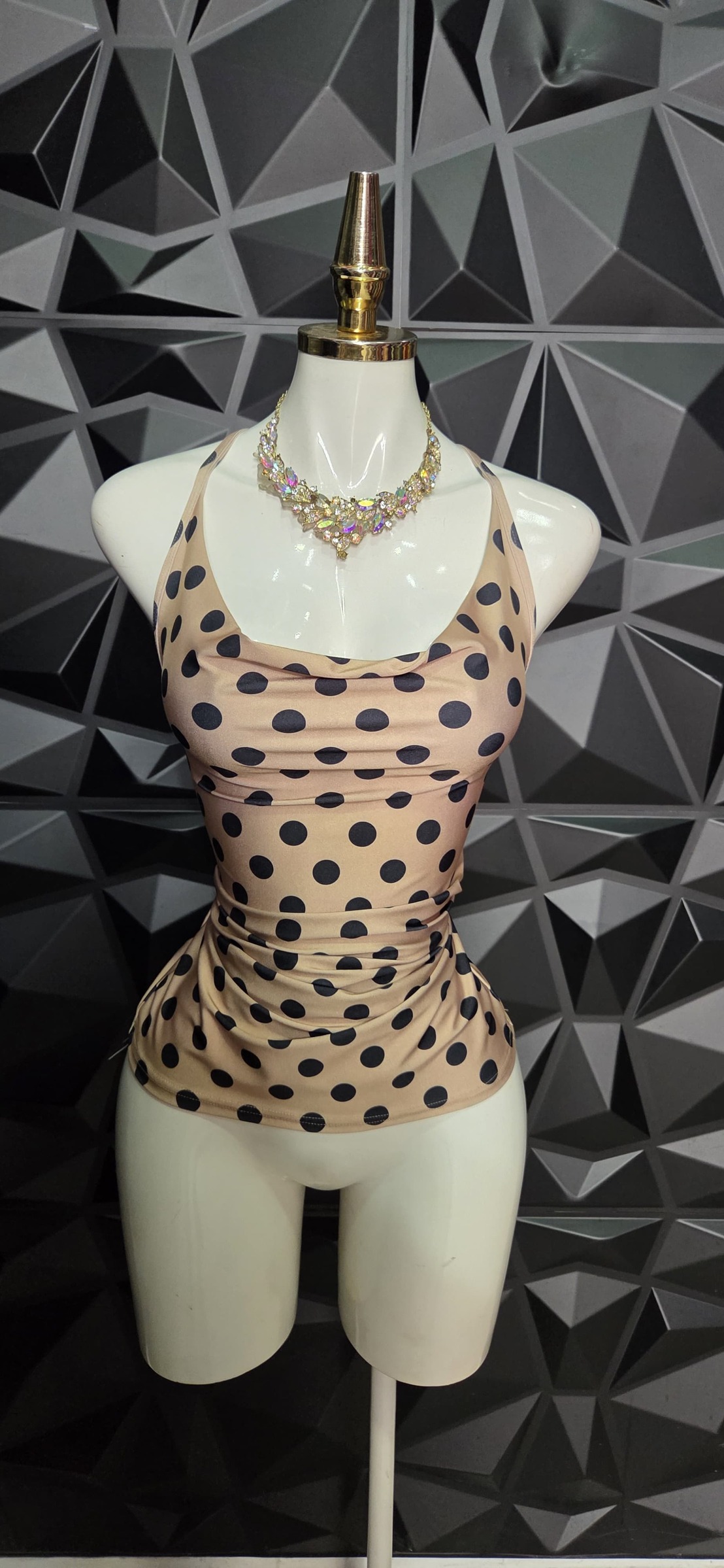 Blusa halter de lunares con cuello columpio