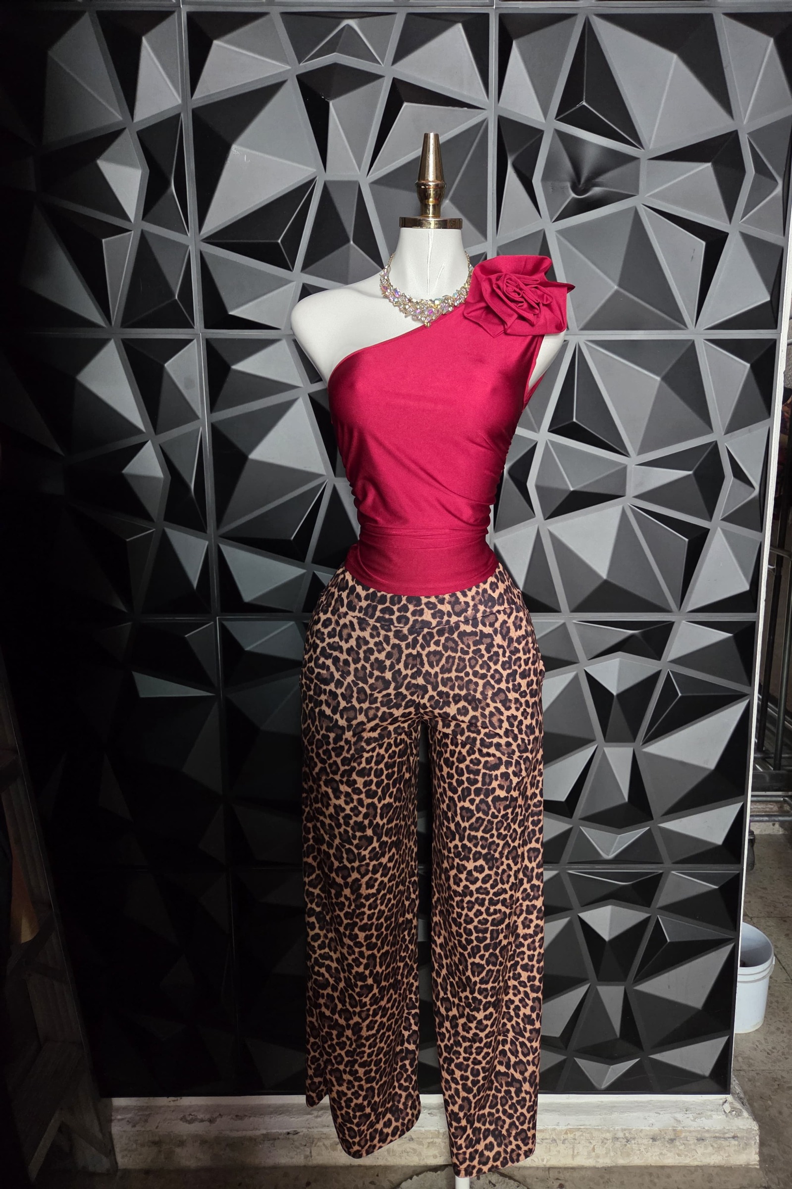 Pantalón recto de tecno crepé estampado leopardo