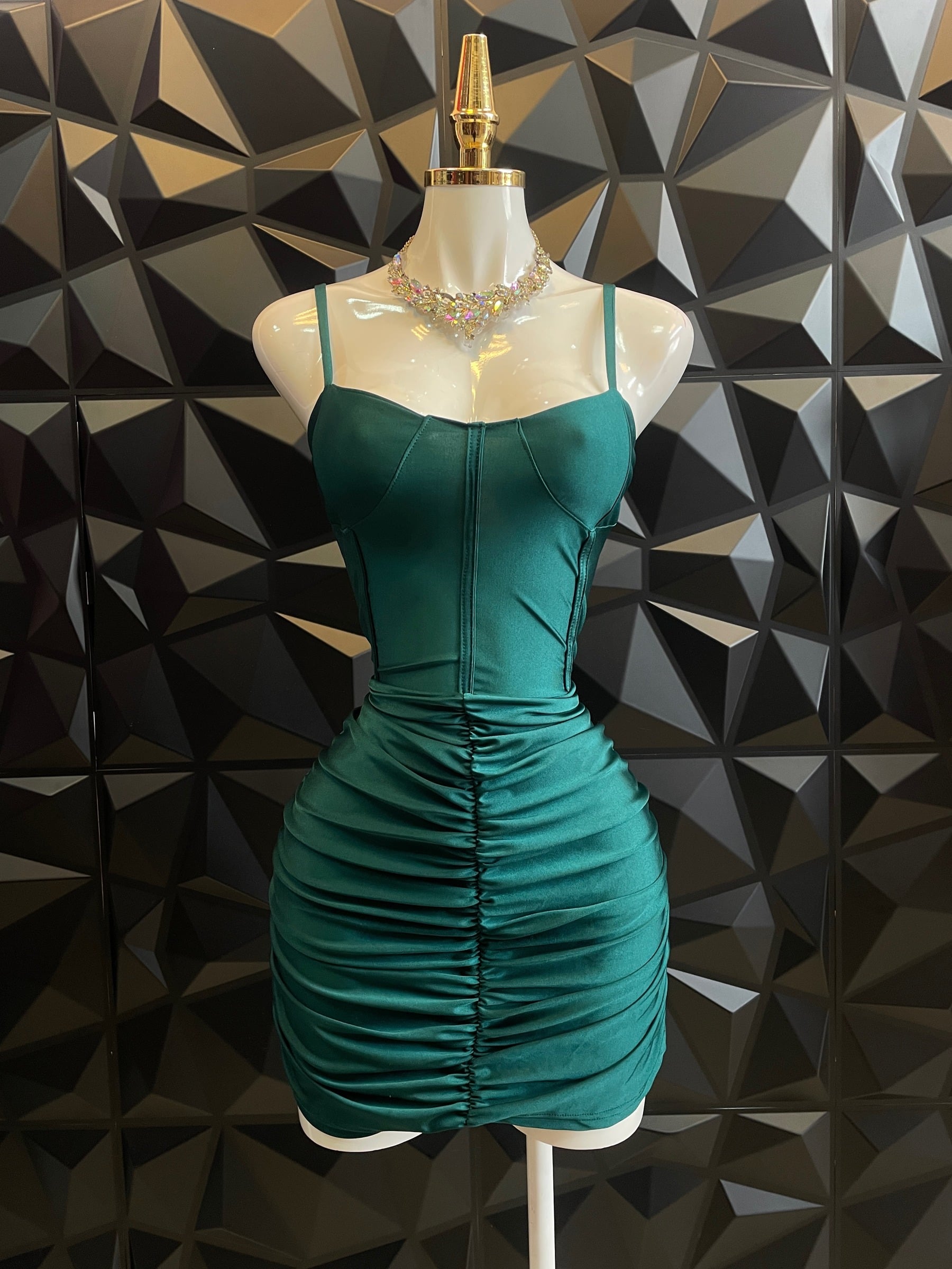 Vestido corto satinado de tirantes con corpiño al bies y falda fruncida