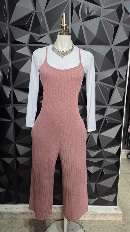 Conjunto de jumper de tirantes en rib y blusa de manga larga