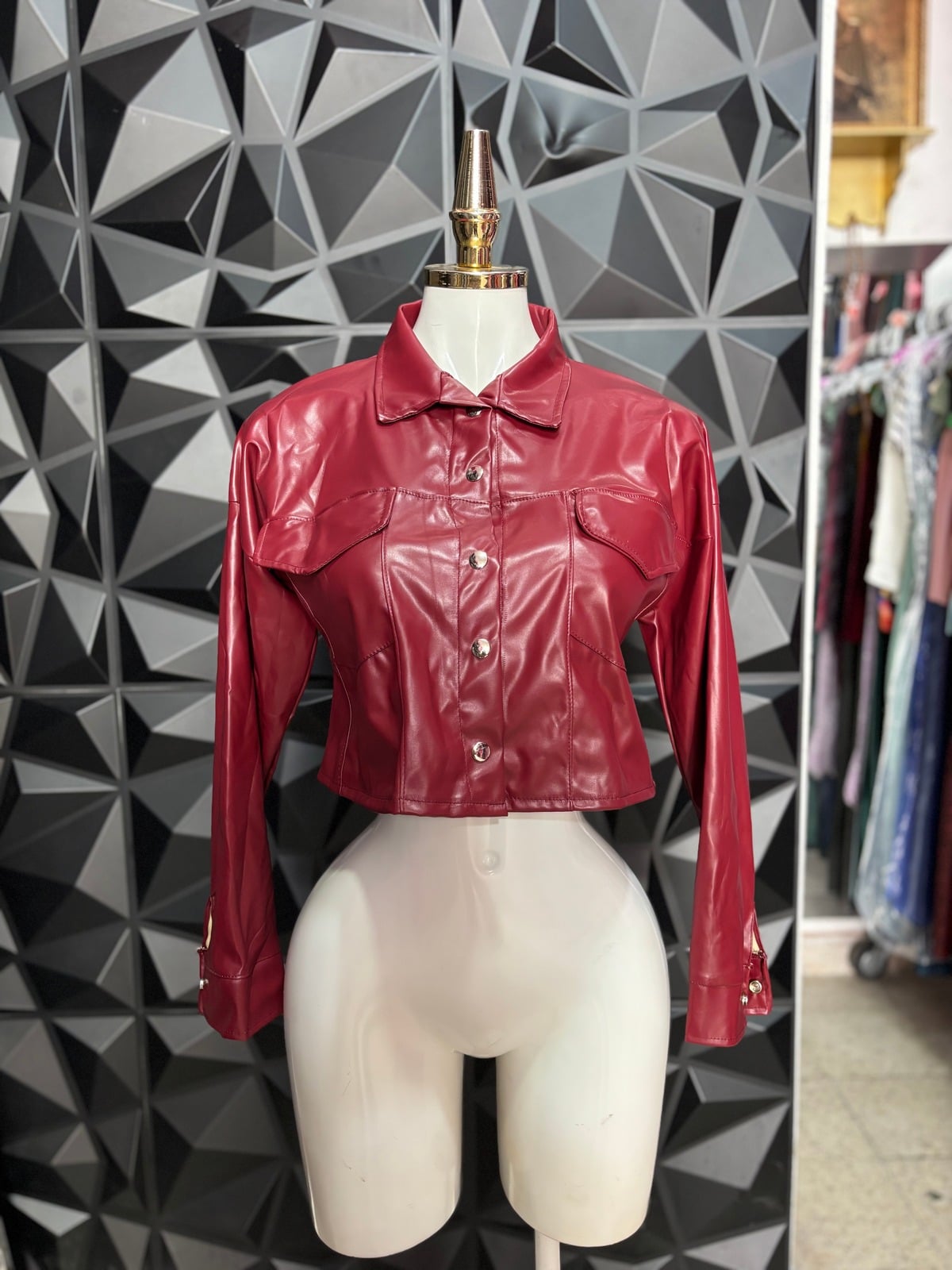 Chamarra corta de vinil con bolsas y botones