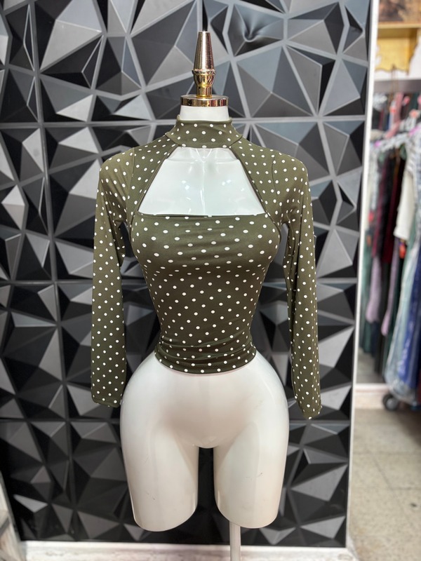 Blusa de lunares con cuello alto, abertura al pecho y manga larga