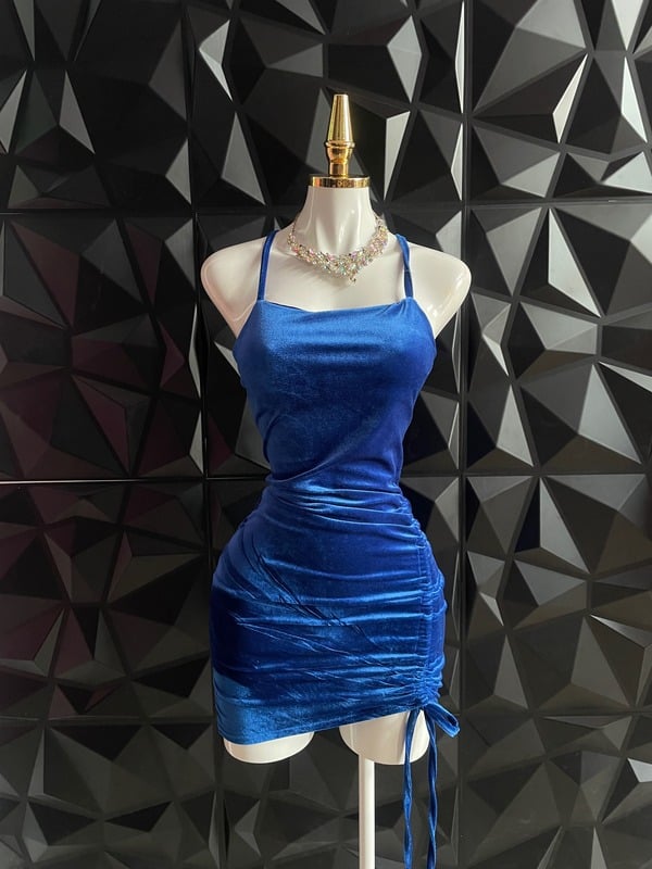 Vestido corto de terciopelo de tirantes con cintas en la espalda y jareta lateral