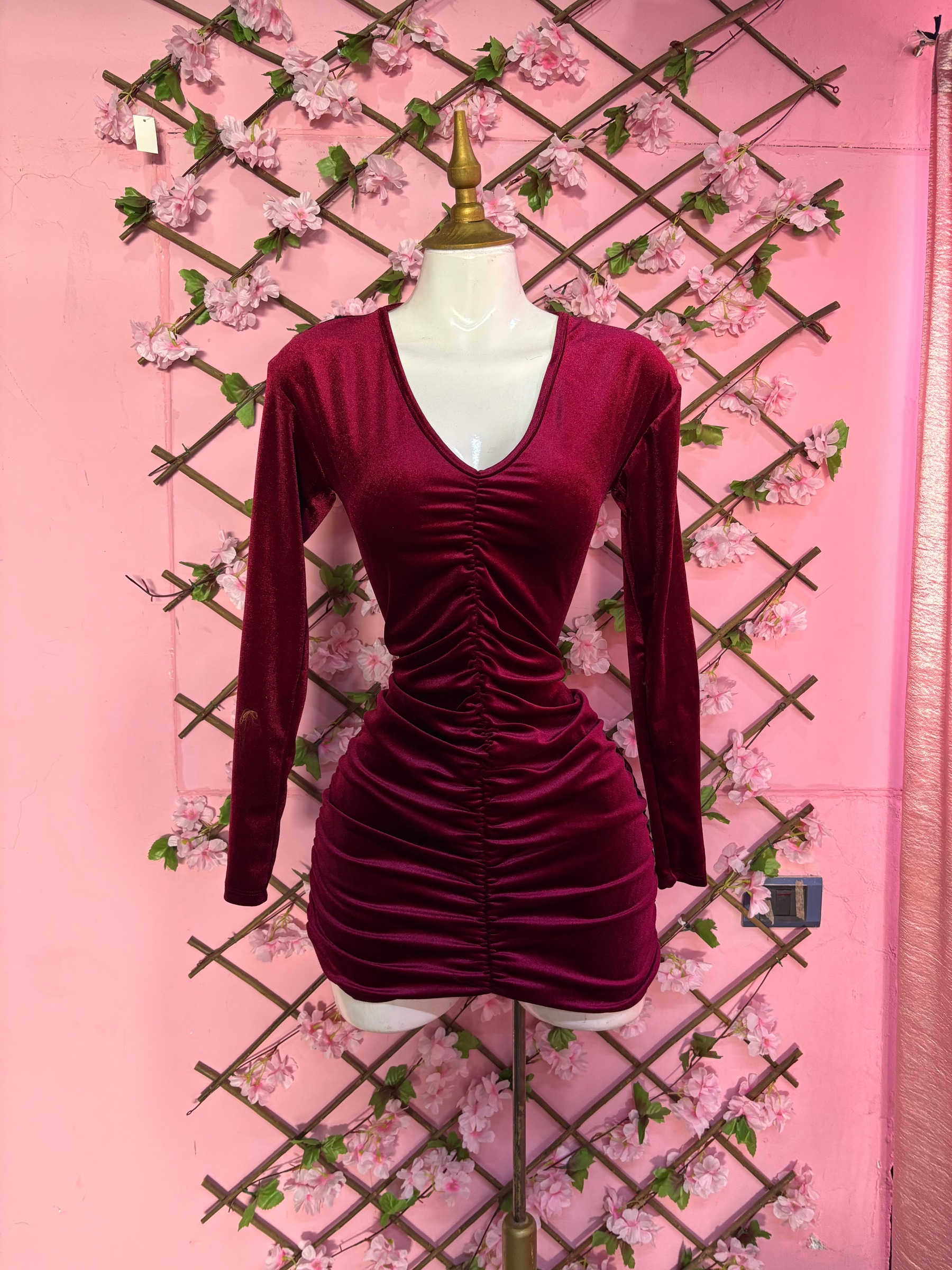 Vestido corto de terciopelo fruncido con escote V y manga larga