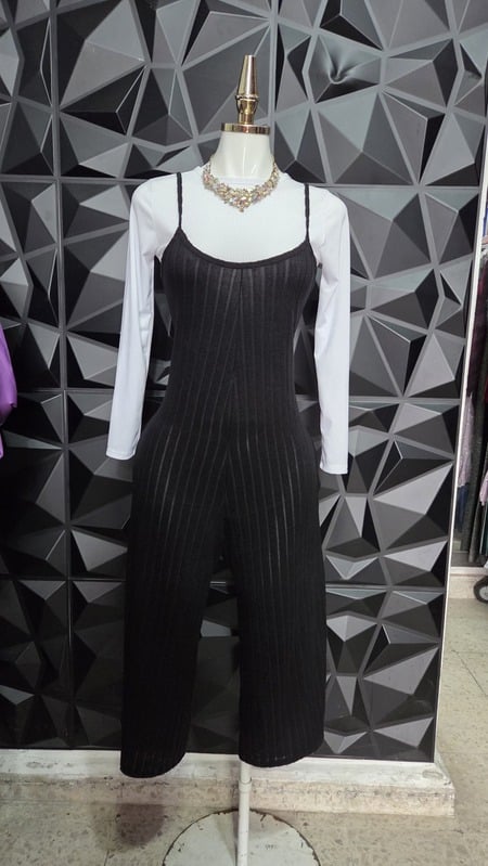 Conjunto de jumper de tirantes en rib y blusa de manga larga