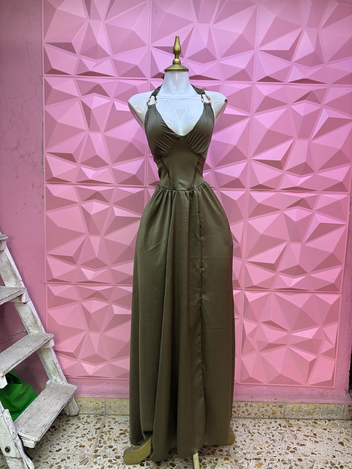 Vestido largo halter de satín crush con hebillas y espalda descubierta