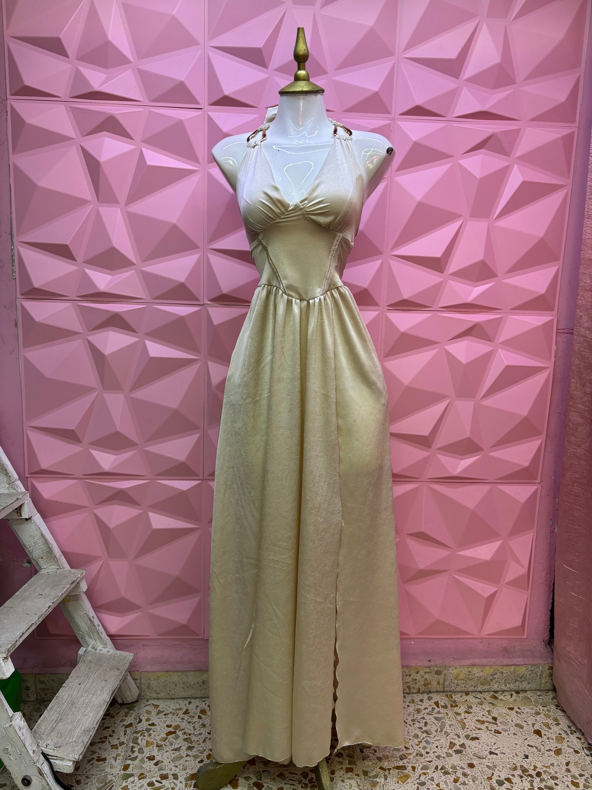 Vestido largo halter de satín crush con hebillas y espalda descubierta