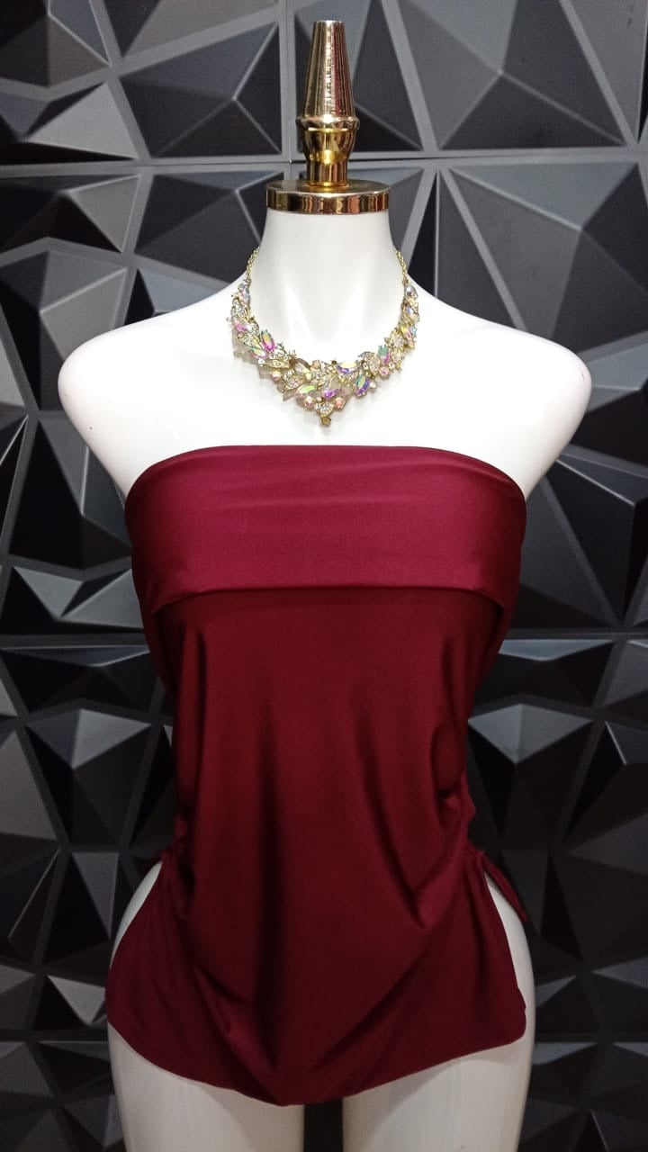 Blusa strapless con aberturas laterales