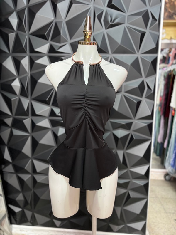 Blusa halter con gargantilla metálica, frente fruncido y peplum