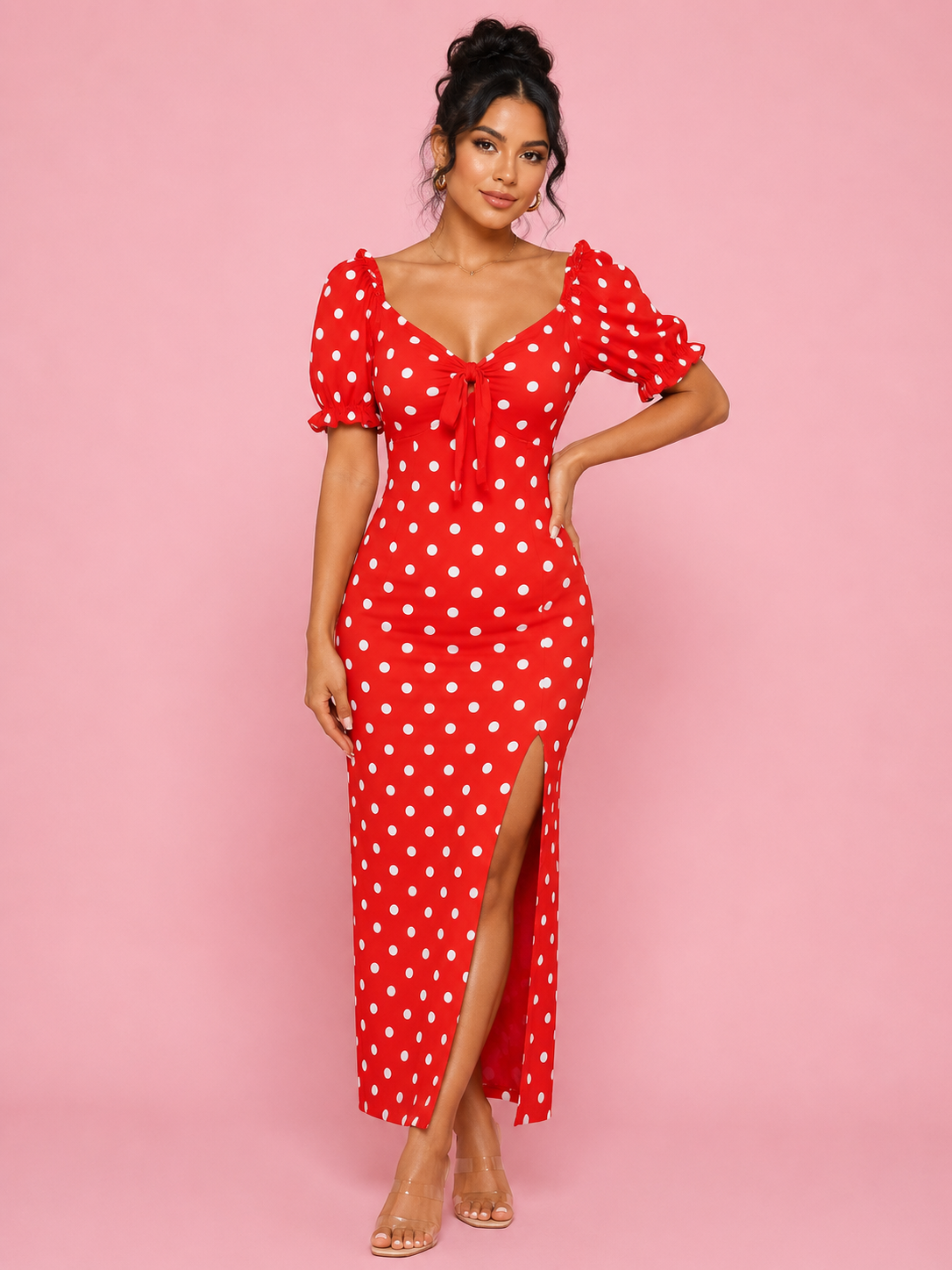 Vestido largo de lunares con moño al frente, manga corta y abertura
