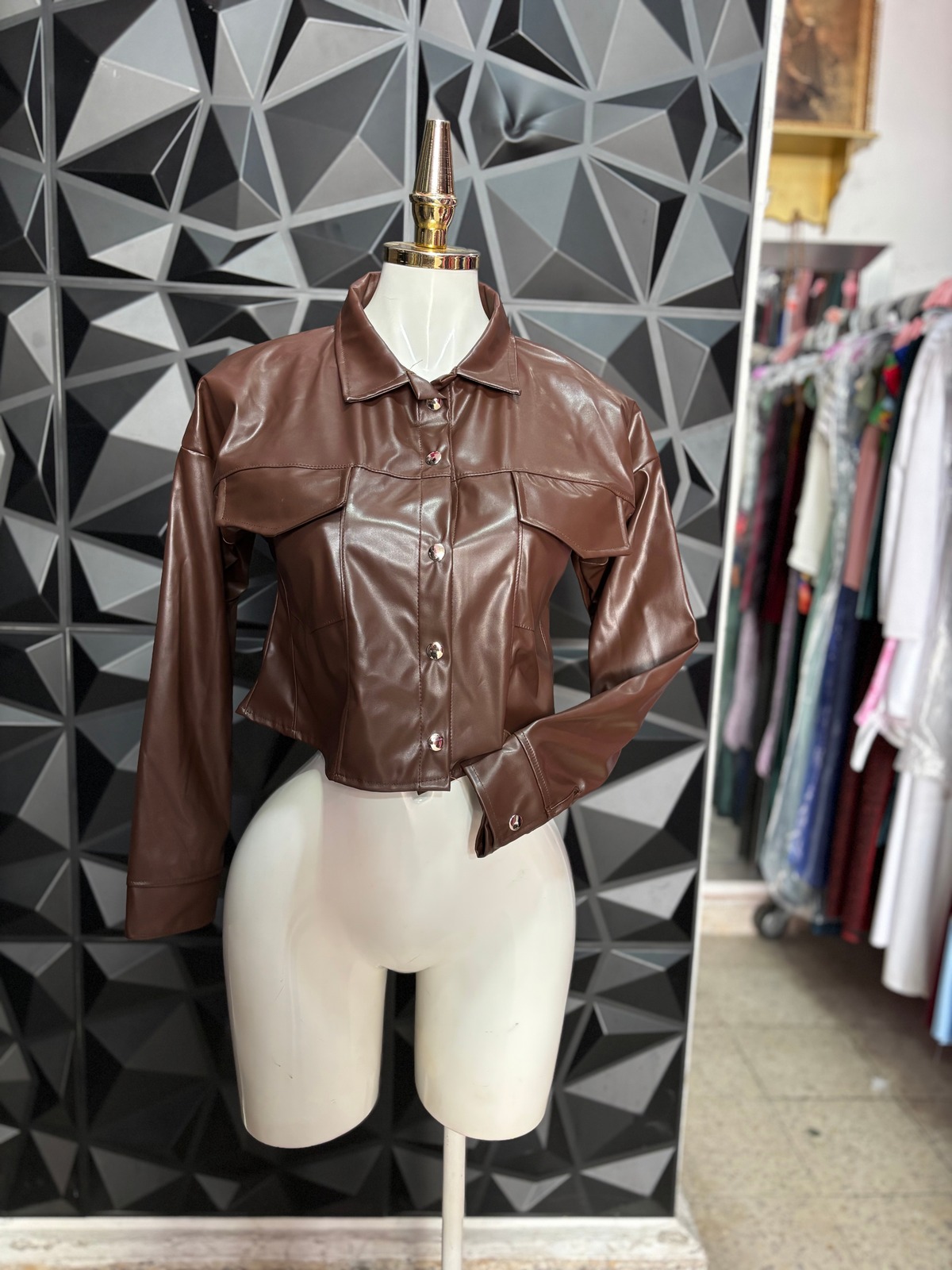 Chamarra corta de vinil con bolsas y botones