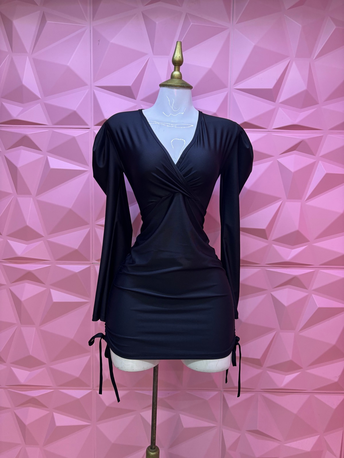 Vestido corto satinado cruzado con manga larga y jaretas laterales
