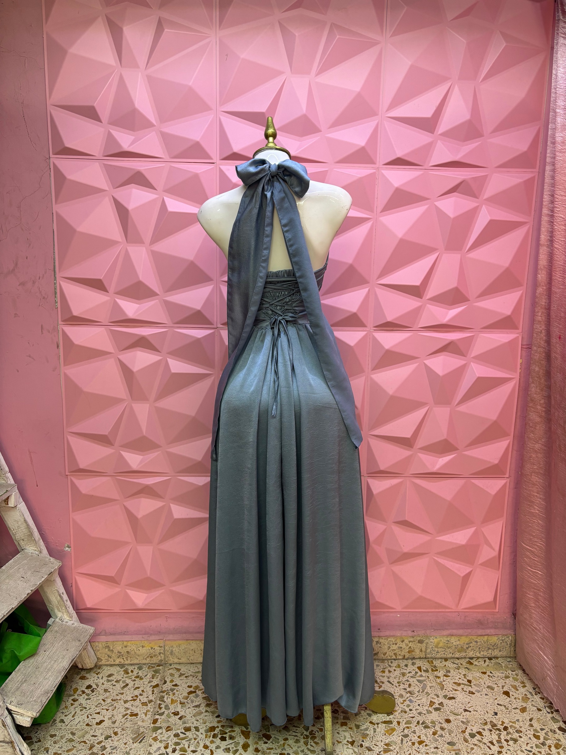 Vestido largo halter de satín crush con hebillas y espalda descubierta