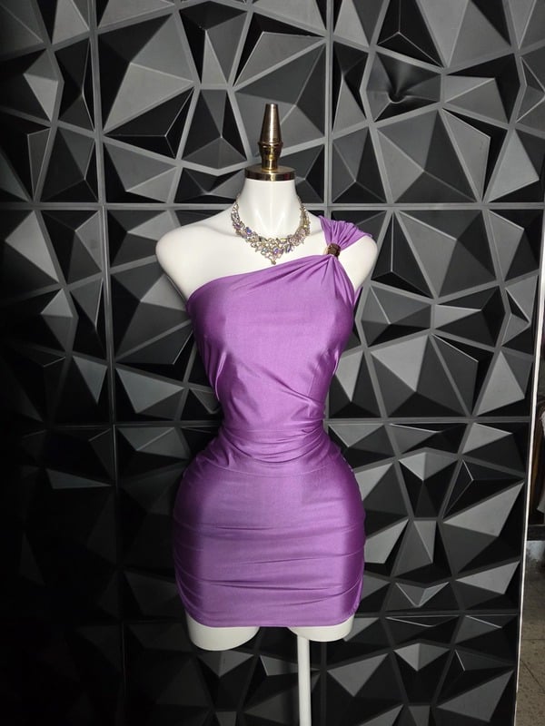 Vestido corto satinado de un hombro con hebilla y fruncido lateral
