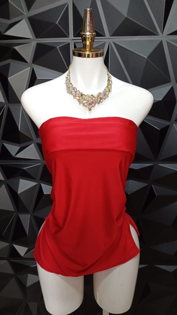 Blusa strapless con aberturas laterales